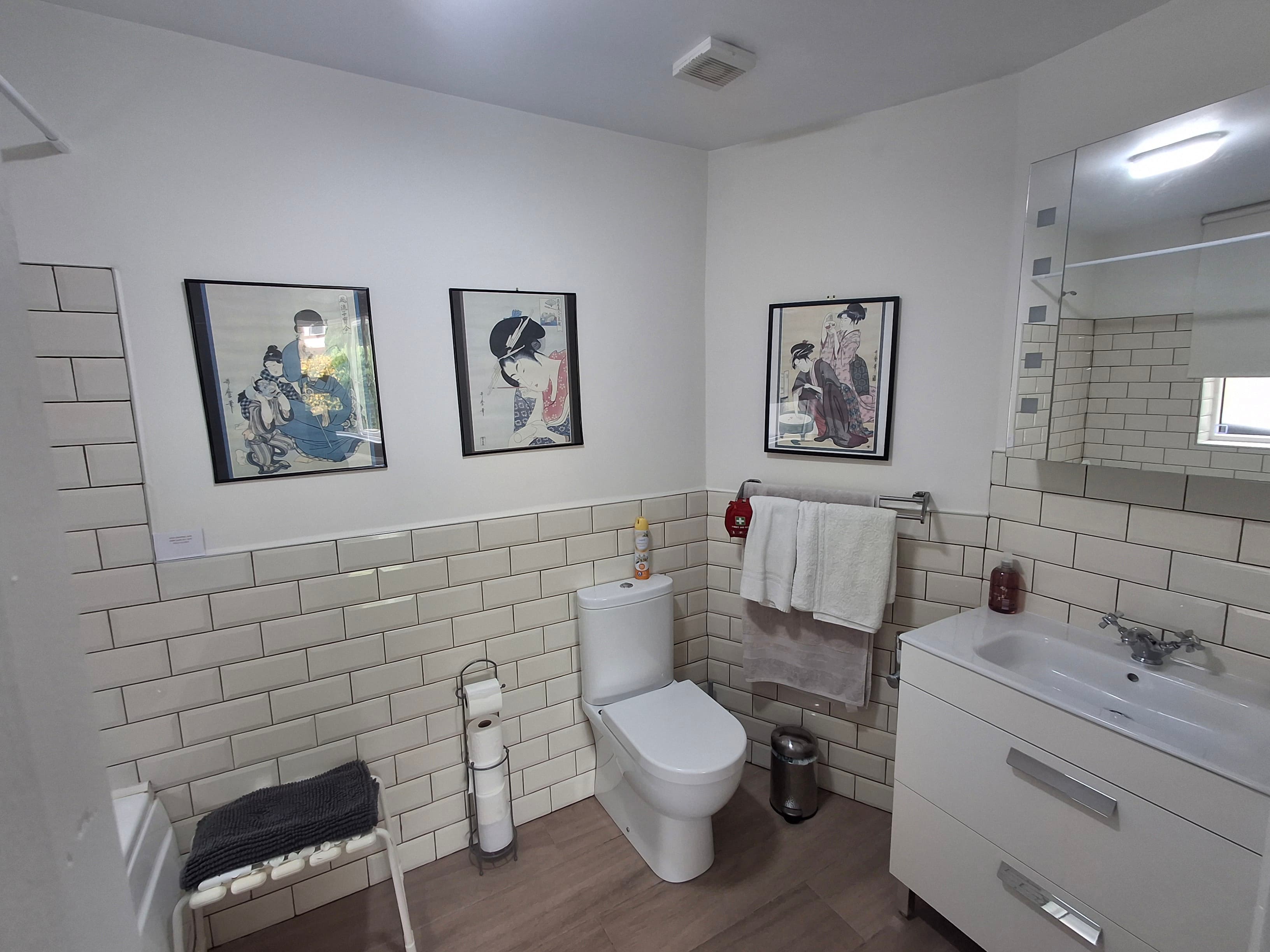 Room 1 — En-suite bathroom